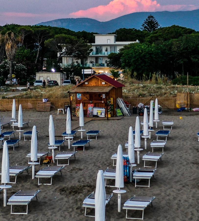 Hotel Artemide Mare Paestum Exterior foto