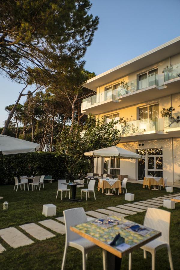 Hotel Artemide Mare Paestum Exterior foto